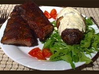 food012  Spare Ribs mit Baked Potatos und Sourcream auf Ruccola